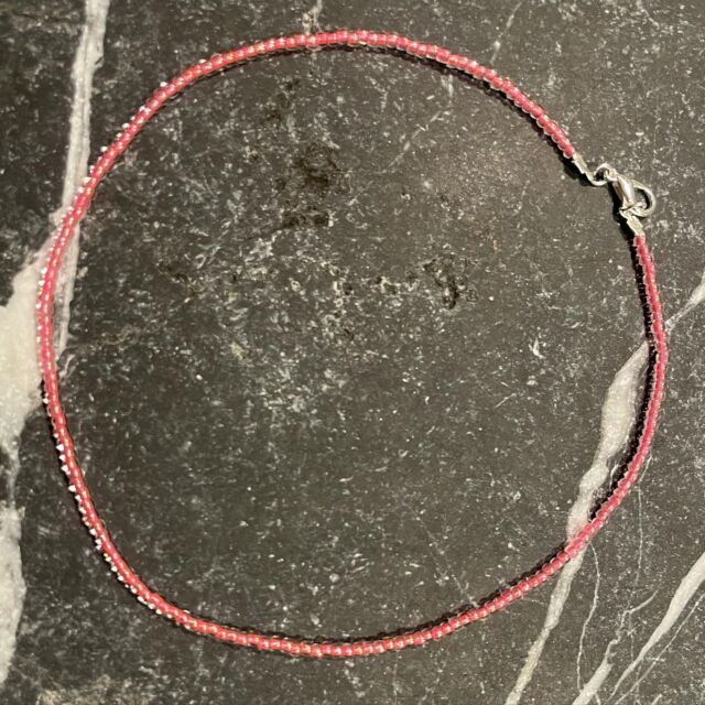 Pink perlehalskæde med lås til børn. Fint og elegant. 
Ca. 33 cm langt.
Pris 50kr + evt. forsendelse

#LivasSmykker #håndlavet #halskæde #perler #Amager #Kastrup