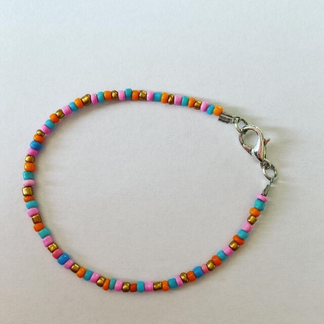 ✨Perlearmbånd med lås (2mm) til 35kr + evt. forsendelse✨