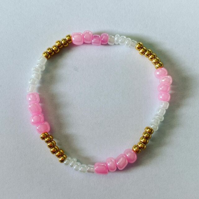 ✨Perlearmbånd (4mm, 3mm, 2mm) til 45kr + evt. forsendelse✨

~ De pink perler kan laves i andre farver (lysegrøn, turkis, pink, brun/grå, gul)