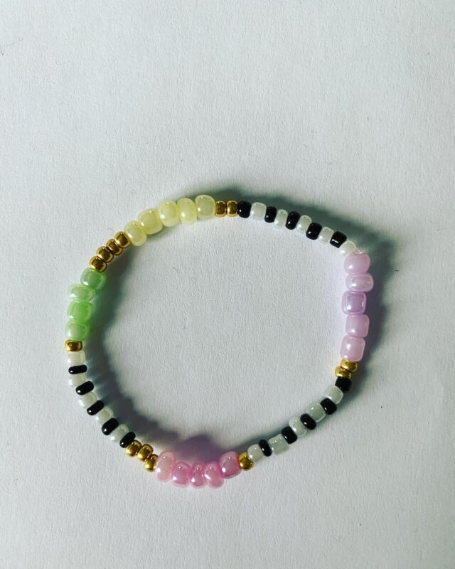 ✨Perlearmbånd (3mm, 4mm) til 45kr + evt. forsendelse✨

~ de farvede perler kan laves i andre farver
(lysegrøn, turkis, pink, brun/grå, gul)